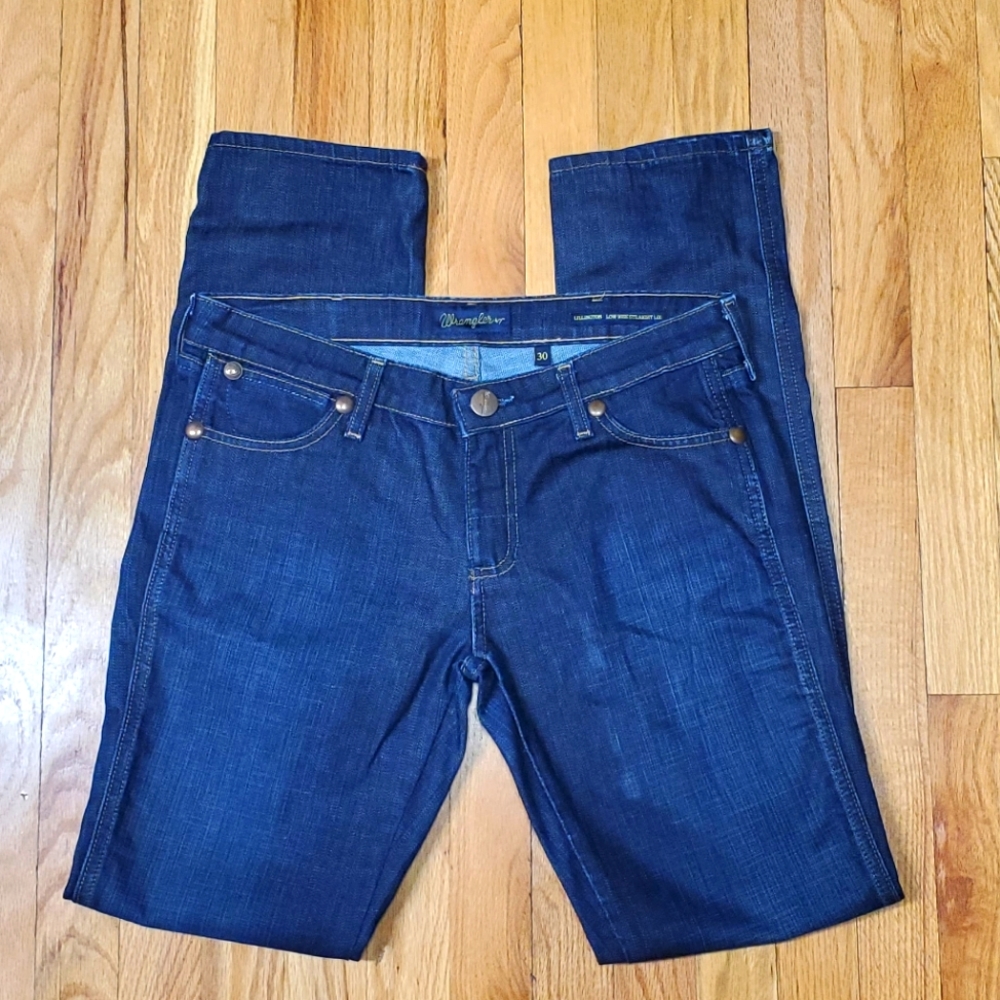 EUC Womens wrangler sz. 30. lillington straight leg low rise